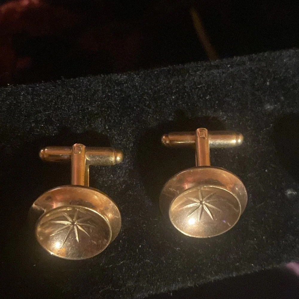 Set of 2 vintage cuff links.  Gold tone/ silver tone. Silver pair are Anson